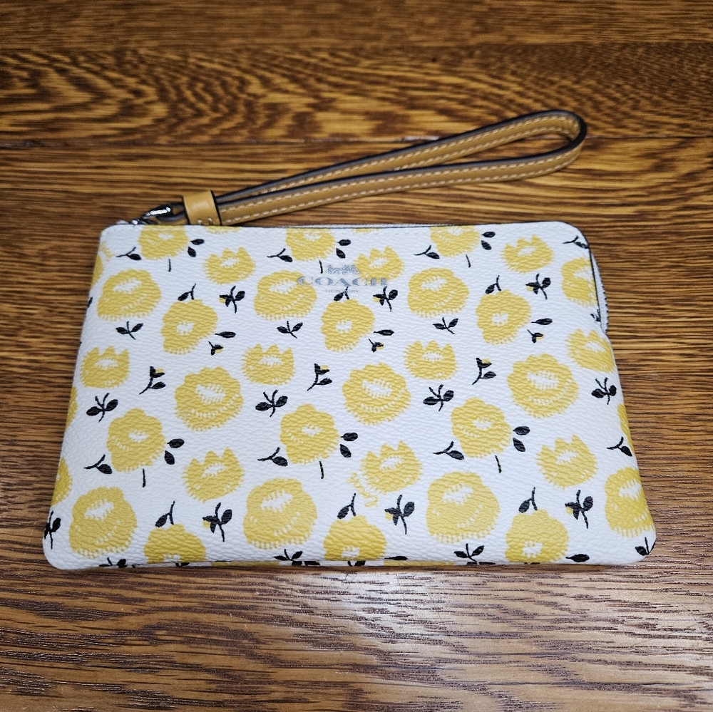 Coach Floral Print Buttercup Corner Zip Wristlet NWT - Picture 2 of 6